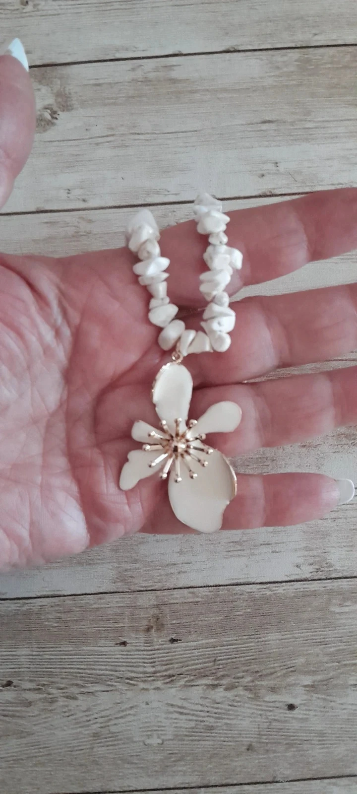 Collar estilo Bóheme, pequeñas piedras y flor blanca – photo 7